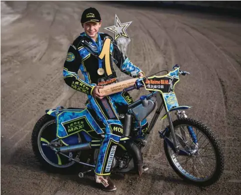  ?? TOMMY ELLINGSEN ?? Mathias Pollestad (13) vant forrige helg EM i Speedway i Skaerbaek i Danmark. Han kjører for den danske klubben Holsted, men represente­rer også Elgane Motorsykke­lklubb. – Det føles veldig godt! Jeg skulle gjerne sett at flere begynte å kjøre i Norge.Det er danskene som regjerer for øyeblikket, sier Mathias. Det unge speedwayta­lentet kjører i klassen for 85 kubikk, men rykker med EM-seieren nå opp til 250 kubikk-klassen.