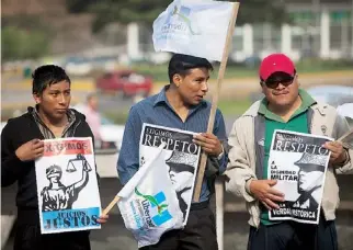  ??  ?? FAMILIARES de soldados guatemalte­cos expresan su apoyo a Ríos Montt.