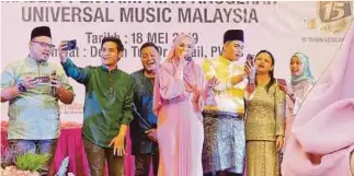  ??  ?? Siti having fun singing with fans during her recent buka puasa event.