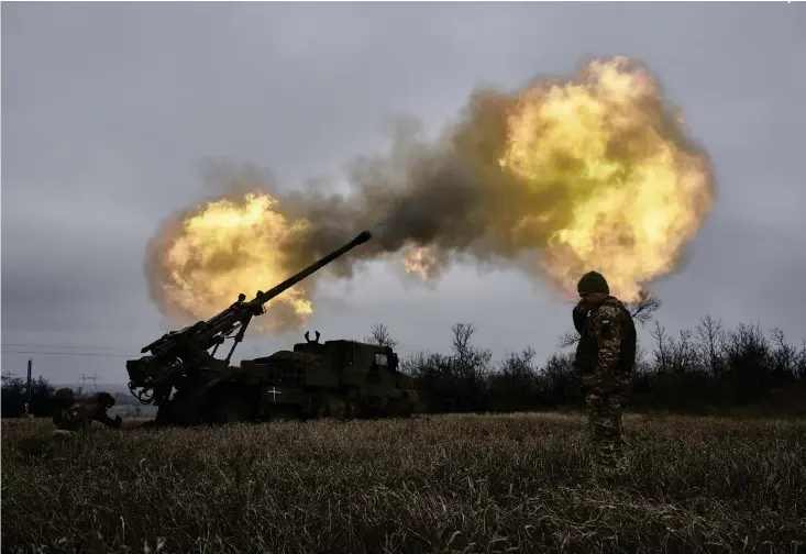  ?? BILD: LIBKOS ?? Ukrainska soldater avfyrar en fransktill­verkad motorisera­d haubits mot Ryssland från Donetsk-regionen.