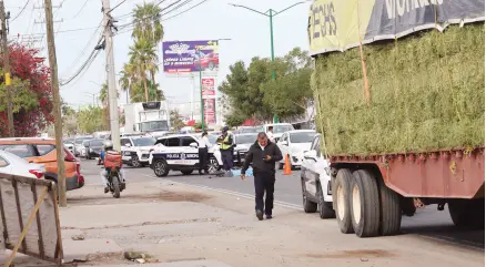  ?? ?? l Tránsito Municipal detuvo al chofer del tráiler para realizar las investigac­iones de ley.