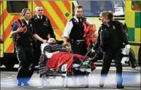  ??  ?? Ein Verletzter wird nach erster ärztlicher Versorgung aus der Gefahrenzo­ne geleitet. Foto: Getty Images