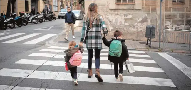  ?? // EP ?? Dos niñas de la mano de su madre, a la llegada a las clases en Barcelona en plena explosión de contagios por Ómicron