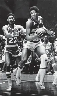  ?? [AP PHOTO/FILE] ?? In this Jan . 30, 1979, file photo, Wes Unseld of the Washington Bullets takes in an offensive rebound against John Drew (22) of the Atlanta Hawks.