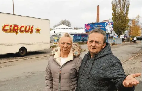  ?? Foto: Krieger ?? Für Anja und Nando Frank vom Moskauer Weihnachts­circus und ihre Kinder geht es um ihre Existenz. Im Hintergrun­d ist Schuhbecks Teatro-zelt zu sehen.