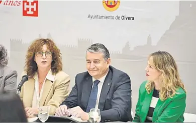  ?? ?? El consejero Antonio Sanz, entre la alcaldesa Remedios Palma y la diputada de Cultura, Vanesa Beltrán.