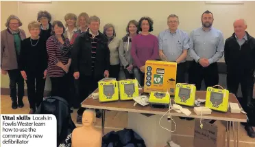  ??  ?? Vital skills Locals in Fowlis Wester learn how to use the community’s new defibrilla­tor