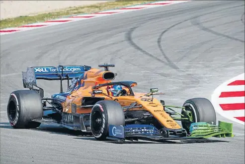  ?? MANÉ ESPINOSA ?? Carlos Sainz, al volante por primera vez del MCL34, ayer en el Circuit de Barcelona-Catalunya
