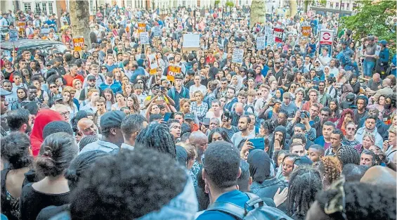  ?? NOEL SMART ?? Bronca. Una multitud salió alas calles de Kensington para exigir respuestas a las autoridade­s. Insultos y gritos contra Theresa May.