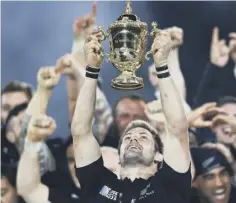  ??  ?? 0 All Blacks captain Richie Mccaw hoists the World Cup in 2015.