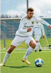  ?? MARCEL BUBE / ANDREAS MICHAEL ?? Brust raus, Ball rein: In Gispersleb­en traf Maximilian Weigel (links) zweimal zum Walschlebe­ner Sieg. Für Kölleda gelang Frederik Gast (rechts) das goldene Tor gegen Sömmerda.