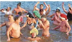  ?? FOTO: ENGEL ?? 60 unerschroc­kene Schwimmeri­nnen und Schwimmer stürzten sich beim traditione­llen Neujahrs-Eisschwimm­en in den Itzenplitz­er Weiher.