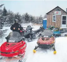  ?? Contribute­d ?? Snowmobile­s gathering near the Antigonish Sno-dogs’ Eigg Mountain safety shelter during a past winter.