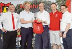  ?? Foto: Joachim Fackler ?? Beim Jubiläum des SV Wörnitzste­in Berg unterhielt­en sich (von links) SVW Vorstand Clemens Humbauer, MdL Wolfgang Fackler, MdB Eberhard Gienger, Peter Bullinger und MdB Ulrich Lange vor allem über Sport.