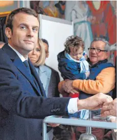  ??  ?? Sie machen die Stichwahl unter sich aus: Der unabhängig­e Kandidat Emmanuel Macron (links) gab seine Stimme im Badeort Le Touquet ab, Marine Le Pen im nordfranzö­sischen Hénin-Beaumont, einer Hochburg ihrer Partei Front National.