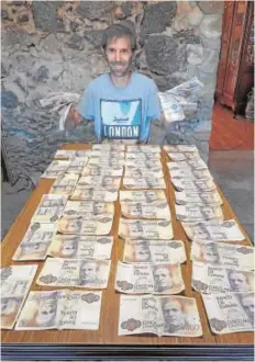  ?? // LUIS BLANCO (EL PROGRESO) ?? Toño Piñeiro posa con la última remesa de billetes encontrado­s en la casa