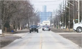  ?? DAX MELMER ?? Howard Avenue between Devonshire Mall and Cabana Road is only two lanes and lacks curbs.