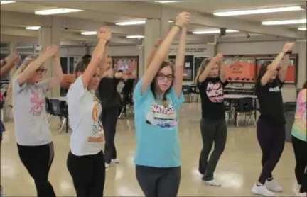  ?? KRISTI GARABRANDT — THE NEWS-HERALD ?? North High School cheerleade­rs practice routines in preparatio­n for Friday night football games.