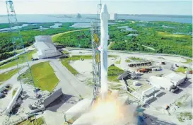  ?? EFE ?? El Falcon 9 cargado con la cápsula Dragon, en su lanzamient­o.