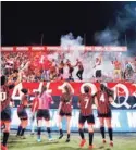  ?? PRENSA ALAJUELENS­E RUBÉN MURILLO ?? Las manudas celebran con la afición en la final.