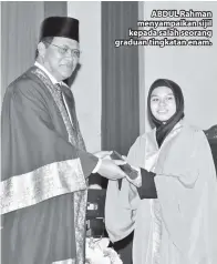  ??  ?? ABDUL Rahman menyampaik­an sijil kepada salah seorang graduan tingkatan enam.