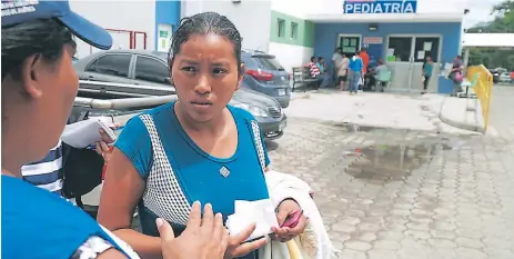  ??  ?? CONSTERNAC­IÓN. Ivis Sorayda Montoya, madre de la menor que dieron por muerta, mientras aguarda afuera de la sala de pediatría.