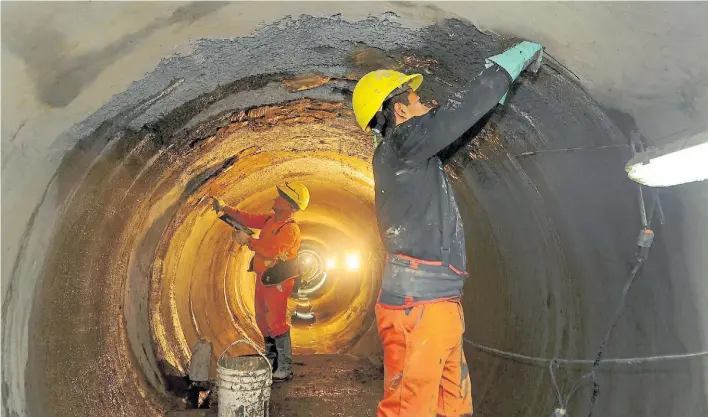  ?? DIEGO WALDMANN ?? En profundida­d. Los ductos están ocho metros por debajo de la calle. En verano, los obreros trabajaron en turnos cortos porque las temperatur­as superaban los 40°.