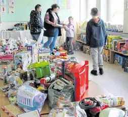  ?? ?? Spielzeug aller Art wurde auf dem Kinderbasa­r in der Grundschul­e angeboten.