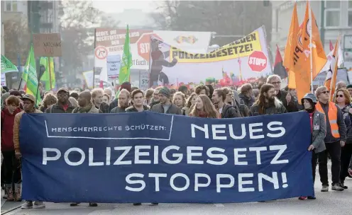  ?? Foto: dpa/Ralf Hirschberg­er ?? Demonstrat­ion gegen die Polizeiges­etzverschä­rfung am 10. November 2018 in Potsdam