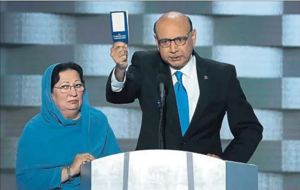  ?? ALEX WONG / AFP ?? Khizr Khan, junto a su esposa Ghazala en la convención demócrata, instó a Trump a que leyera la Constituci­ón que lleva en la mano