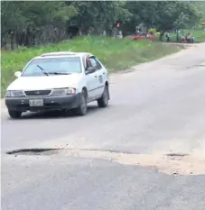  ??  ?? DAÑOS. La carretera que de Cemcol conduce a Choloma está destruida pese a que se priorizó su reparación.