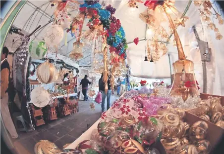  ??  ?? La empresa de la familia Muñoz Ruiz produce esferas creadas bajo un concepto que le da preferenci­a al arte, a la calidad y también a los colores. Los diseños son únicos y sus adornos han lucido en los árboles de Navidad del Vaticano y en la Capilla Sixtina.
