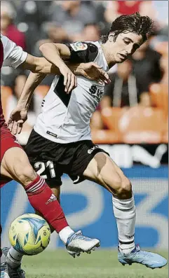  ?? FOTO: EFE ?? Bryan Gil lucha en la última jornada de Liga con el Valencia