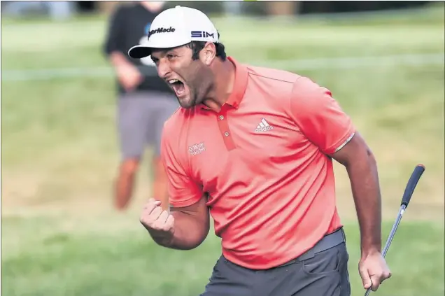  ??  ?? Rahm saca el puño con rabia a lo Tiger Woods tras embocar el putt del triunfo en el desempate del BMW Championsh­ip de Olympia Fields, en Illinois (EEUU).