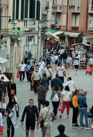  ?? (Vision) ?? Strada Nuova Un’immagine di Strada Nuova, a Venezia, piena di gente il sabato