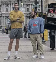  ?? Foto: Netflix ?? Hernangóme­z mit Adam Sandler.