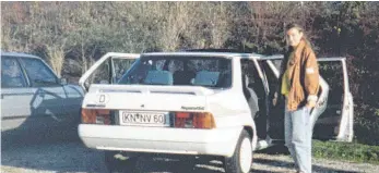  ?? FOTO: PRIVAT ?? Evelyn Lange mit ihrem ersten Auto 1989 in Konstanz. 1988 war sie aus der DDR ausgereist.