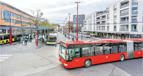  ?? FOTO: THOMAS SIEDLER ?? Die Corona-Pandemie hat den öffentlich­en Personenna­hverkehr auf der Ostalb stark eingebrems­t. Mit verschiede­nen Maßnahmen sollen Busse und Bahnen jetzt wieder durchstart­en.