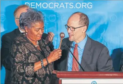  ?? ERIK S. LESSER / EFE ?? La presidenta interina, Donna Brazile, con el nuevo líder de los demócratas, Tom Pérez