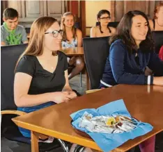  ?? Foto: Mareike König ?? Rachel Tully (links) und 18 Mitschüler aus La Crosse werden vom Bürgermeis­ter im Friedberge­r Rathaus begrüßt.