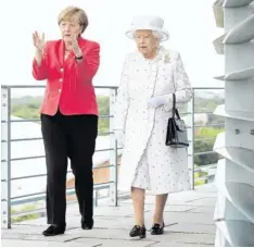  ?? Foto: dpa ?? Spaziergan­g mit Kanzlerin: Angela Merkel führte Queen Elizabeth persönlich durchs Kanzleramt.