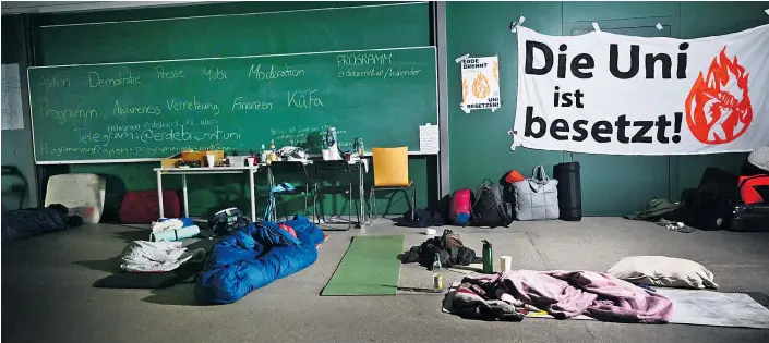  ?? ?? Schlafsäck­e, Verpflegun­g und sogar ein Toaster: Rund 30 Studierend­e übernachte­ten im Hörsaal C1 auf dem Campus der Universitä­t Wien.