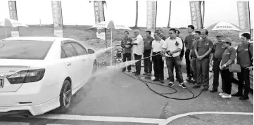  ??  ?? Mayor Adam Yii (second left), Chiew (fourth left) and Kevin (fifth left) launched the charity car wash at Coco Cabana yesterday.