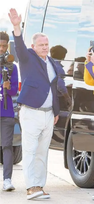  ?? AP ?? Brian Kelly waves to fans after his arrival at Baton Rouge Metropolit­an Airport Tuesday.