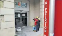  ?? DPZ ?? Los bomberos de la DPZ desinfecta­n el centro de salud de Calatayud.