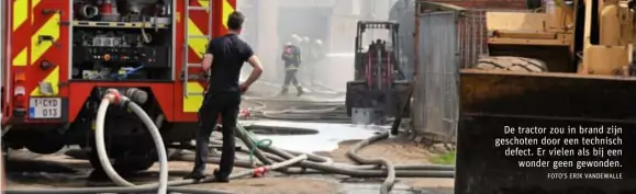  ?? FOTO'S ERIK VANDEWALLE ?? De tractor zou in brand zijn geschoten door een technisch defect. Er vielen als bij een
wonder geen gewonden.