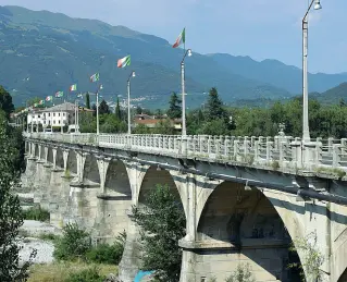  ??  ?? Primario Il ponte di Vidor, ricostruit­o dopo la prima guerra mondiale e non più in grado di reggere il traffico