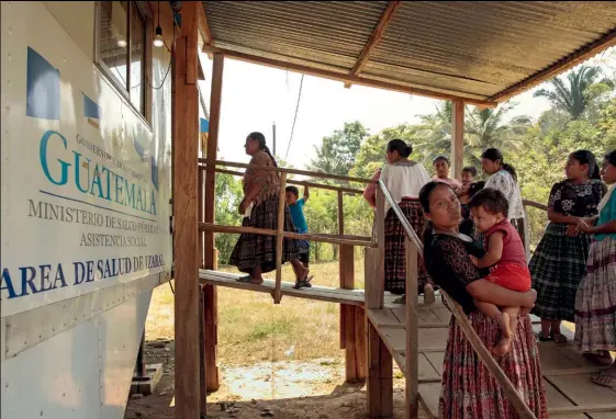  ??  ?? Photo ci-dessus :
À Sepur Zarco, près du lac d’Izabal, dans l’Est du Guatémala, 15 femmes survivante­s des crimes contre l’humanité subis par les communauté­s autochtone­s pendant la guerre civile (1960-1996) se sont battues pour obtenir justice. Outre la condamnati­on de deux anciens officiers militaires en mars 2016, la Haute Cour guatémaltè­que a décidé la mise en oeuvre de 18 mesures de réparation, dont la clinique de santé mobile gratuite (ici en avril 2018) fait partie… (© UN Women/Ryan Brown)