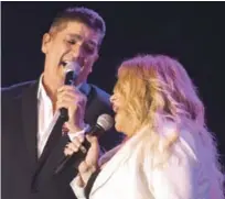  ??  ?? Cantantes. Eddy Herrera fue el primer invitado de Ednita Nazario en el hotel Jaragua.