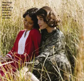  ??  ?? Vera (Gugu MbathaRaw) y Alice (Arterton) viven el verano de sus vidas.